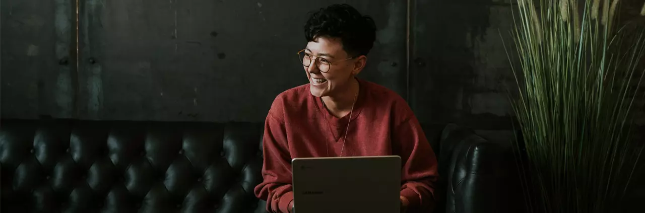 Fotografía de chica sonriendo en una laptop